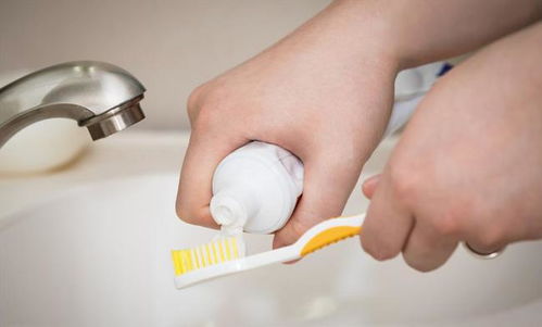 你可能每天在无效刷牙 牙齿清洁用品的正确选择与使用