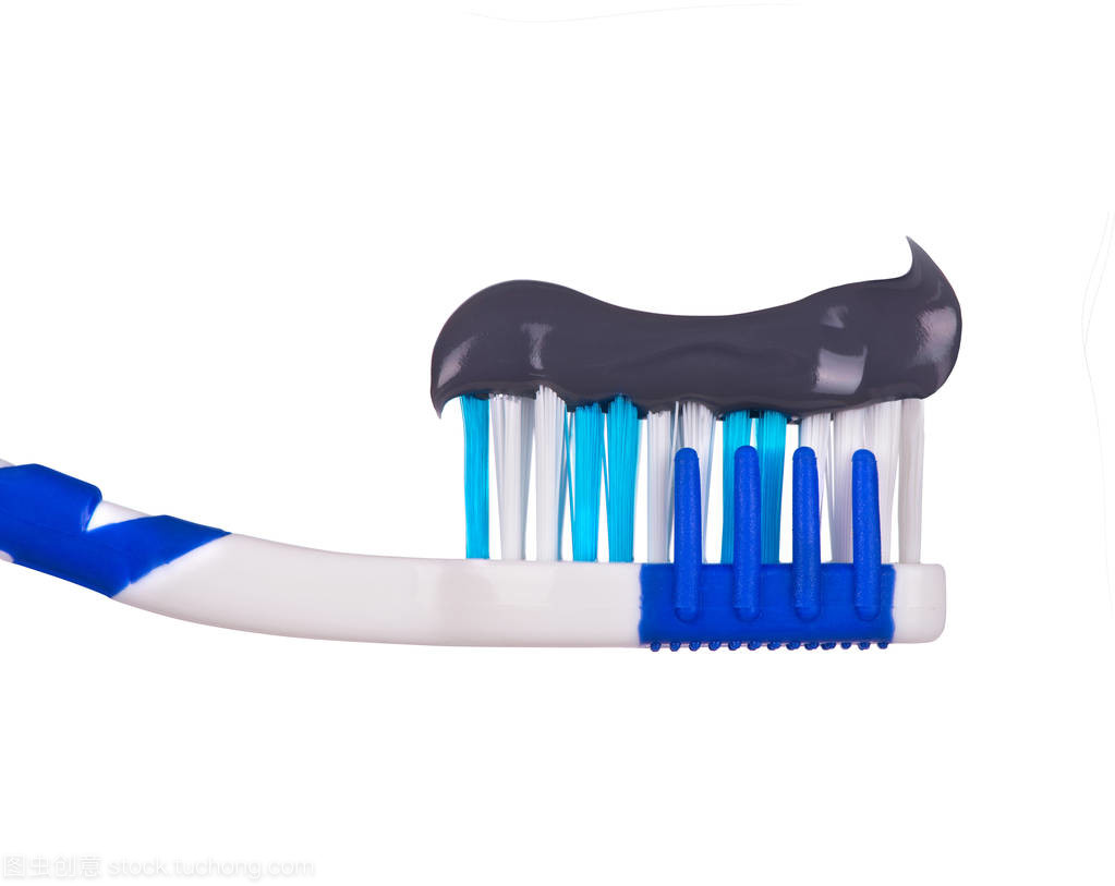 黑与白的对话 一支孤立白牙刷上的黑牙膏